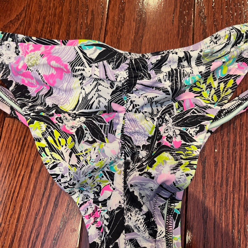 Victoria Secret bikini - Picture 10 of 13